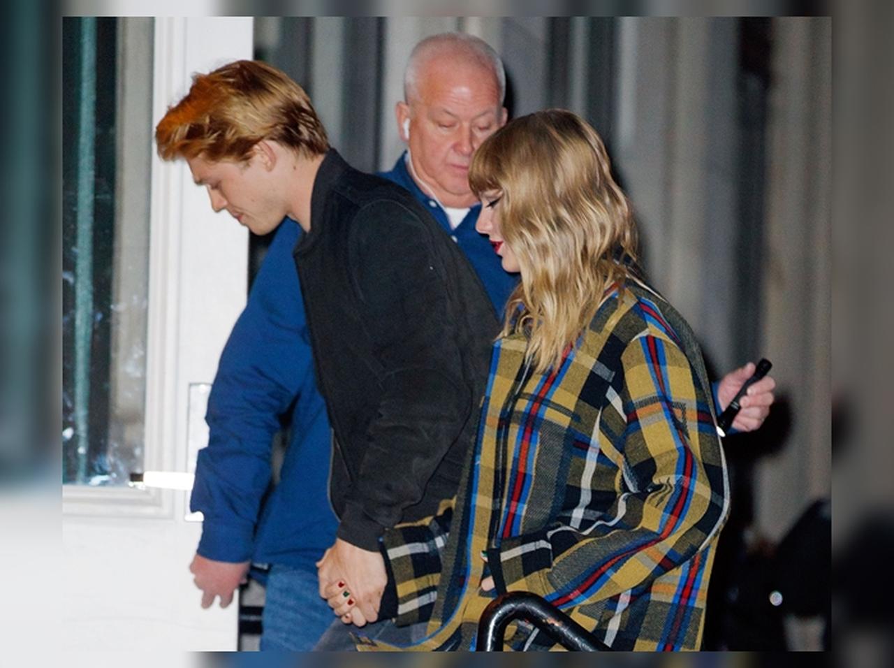 テイラー・スウィフトの年下恋人ジョー・アルウィン、ライブ観賞中の裏方ぶりがスゴイ