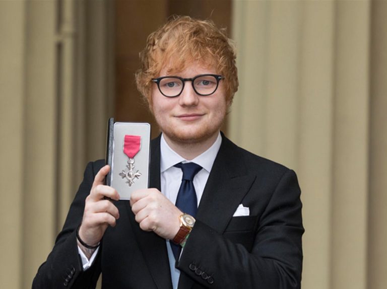 大英帝国勲章を授与されたエド・シーラン、感極まりすぎて王室の掟を破る