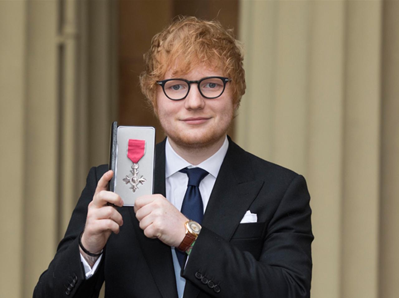 大英帝国勲章を授与されたエド・シーラン、感極まりすぎて王室の掟を破る