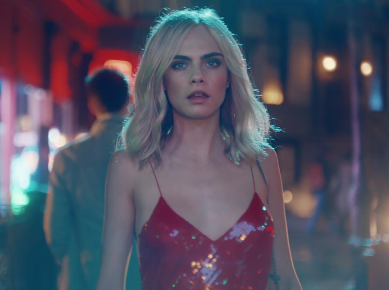 女性が2分間に渡り「セクハラ」され続けるCMに批判殺到