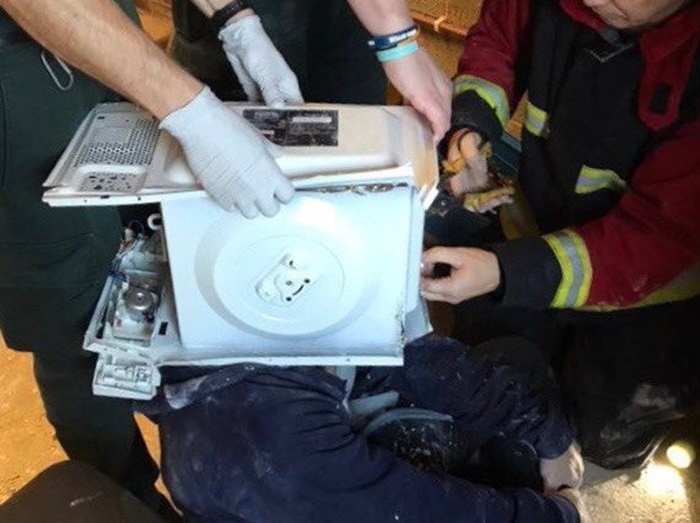 YouTuberが電子レンジに石膏を流して頭を突っ込み、抜けなくなる事態に