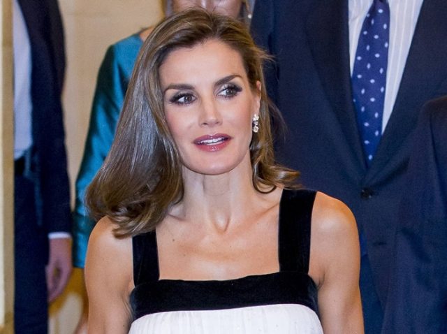 スペインのレティシア王妃、ミニ丈ドレスで美脚を披露