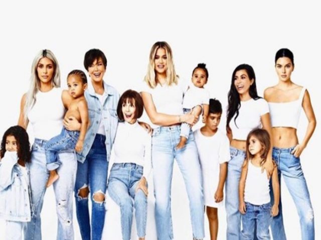 セレブ一の大家族カーダシアン家、今年のクリスマス家族写真に「不在」のメンバーは…