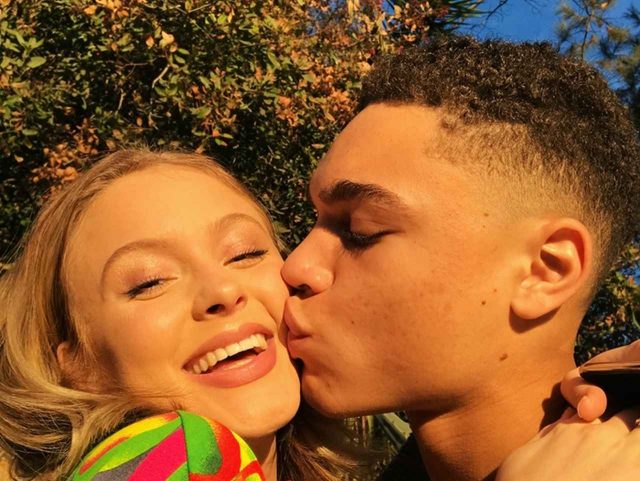 美人シンガーのザラ・ラーソンがSNSで「逆ナン」に成功し、交際半年記念