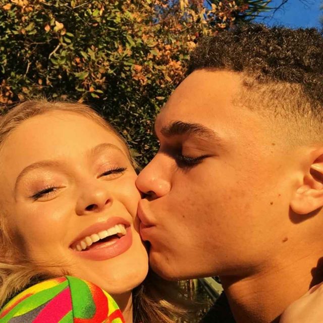 美人シンガーのザラ・ラーソンがSNSで「逆ナン」に成功し、交際半年記念