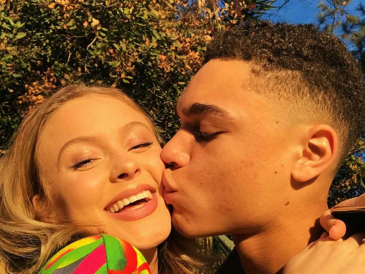 美人シンガーのザラ・ラーソンがSNSで「逆ナン」に成功し、交際半年記念