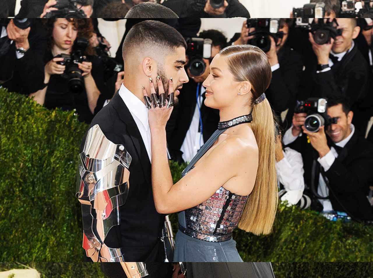 ジジ・ハディッド、交際2年目の恋人ゼイン・マリクに「毎日とろけそう」