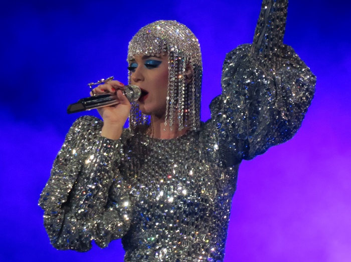 ケイティ・ペリーがツアー中に生電話!母親70歳の誕生日を祝う