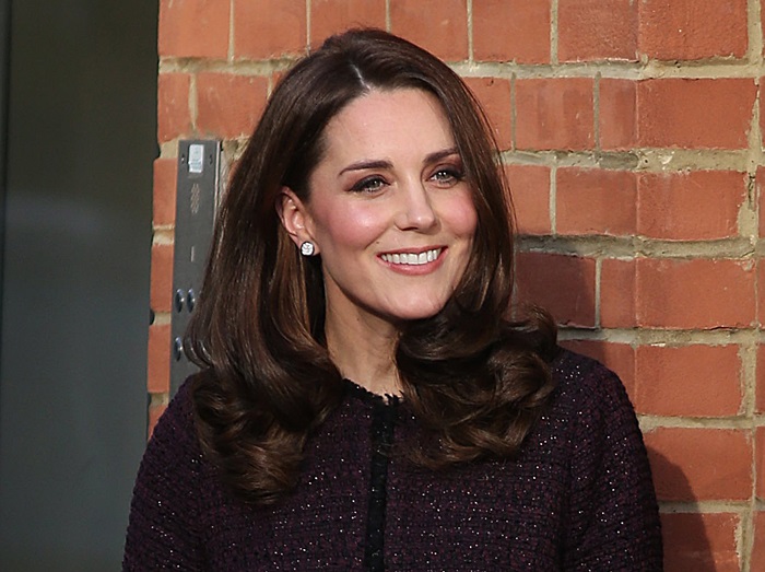 キャサリン妃、3年前に着ていたマタニティコートを着回し