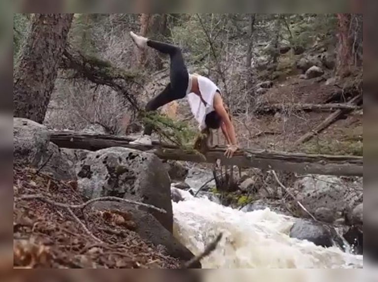 大自然で「ヨガ」をしていた女性が川に転落、激流に飲み込まれる