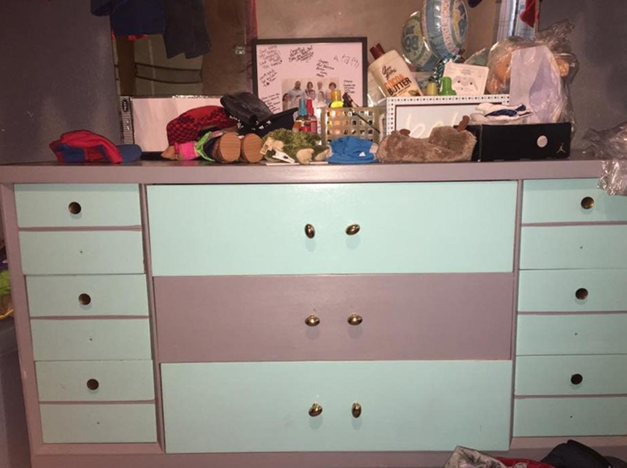 またまた論争！このタンス何色に見える？「ピンク×白」or「ブルー×グレー」？