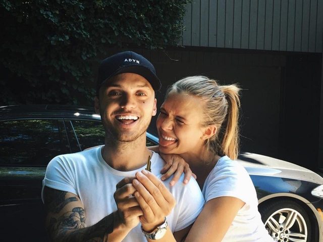 VSモデルのジョセフィン・スクライバー、キスをする場所がスリル満点