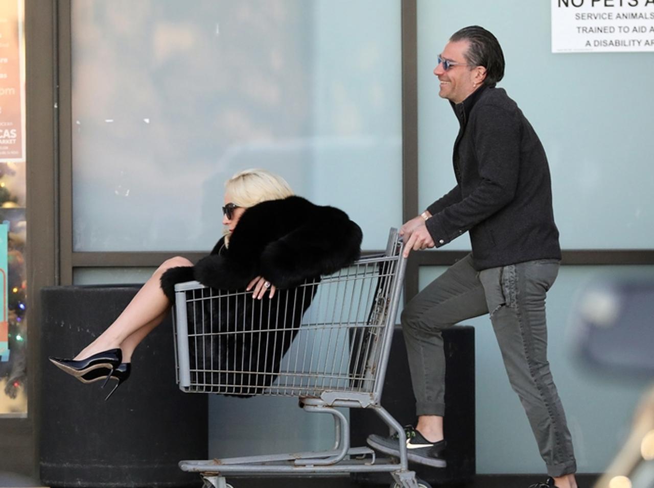 交際順調!レディー・ガガが恋人の押すカートにすっぽり
