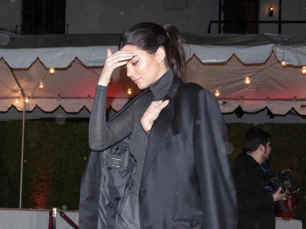 ケンダル・ジェンナー、ウワサの彼ブレイク・グリフィンのジャケットで暖を取る