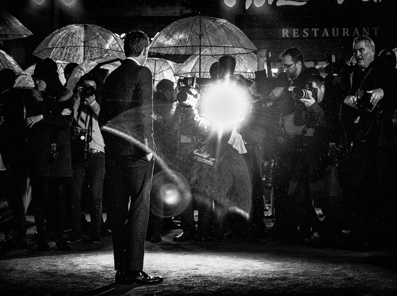 パパラッチ写真を「モノクロ」にしてみたら芸術写真になった【8枚あり】