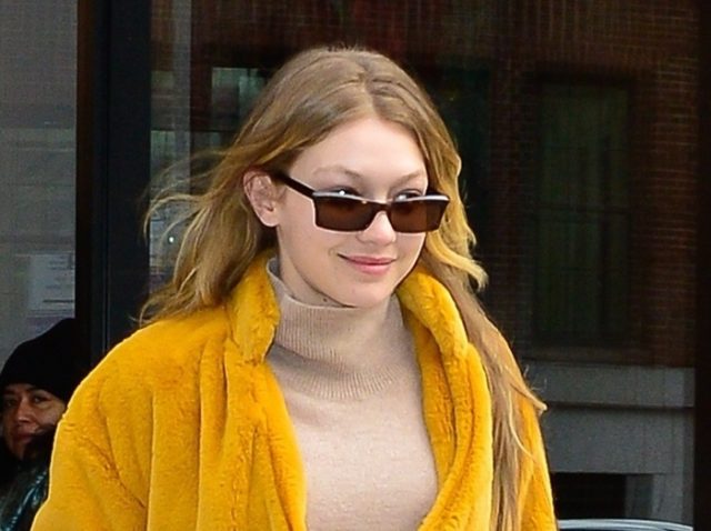 ジジ・ハディッド、イエローのファーアウターをオシャレに着こなし