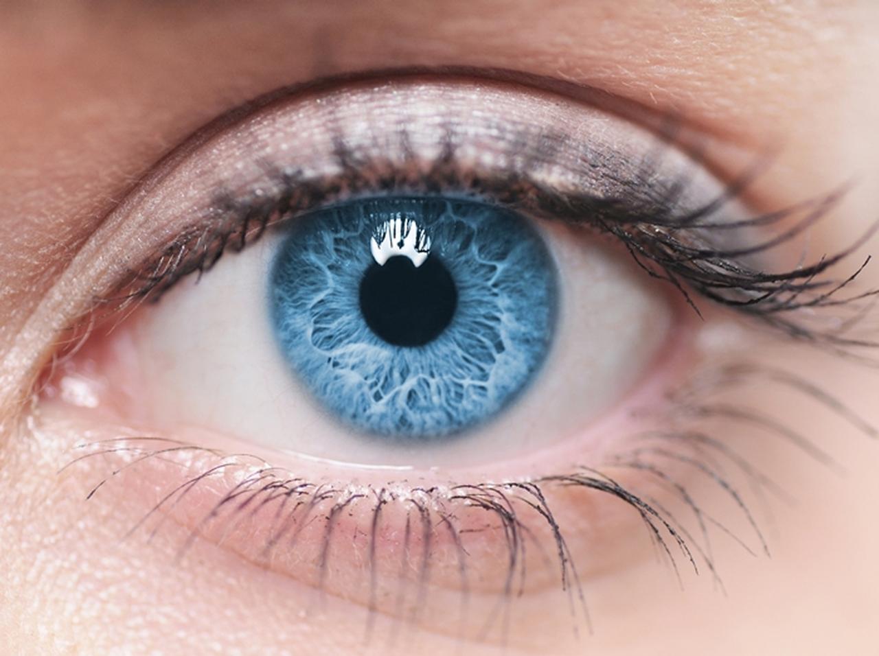 眼球に紫のタトゥーを入れた女性が失明の危機に