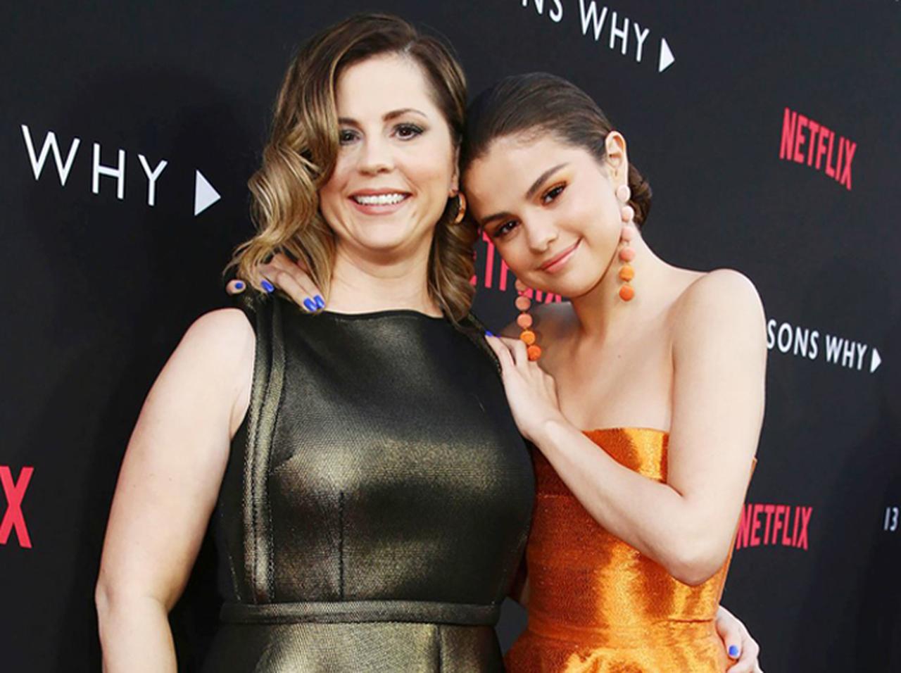 セレーナ・ゴメスが実の母親のSNSをアンフォロー？噂を検証