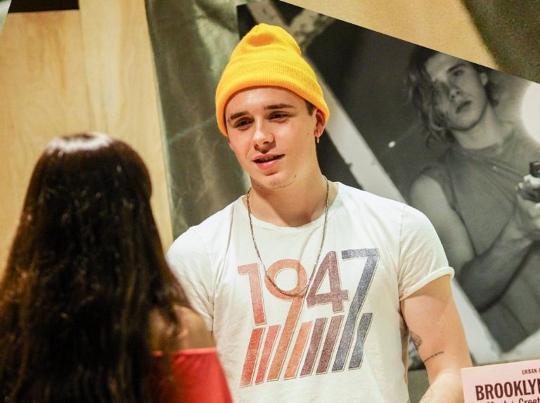 ベッカム長男ブルックリン、体の一番痛い部分に巨大なキューピッドのタトゥーを入れる