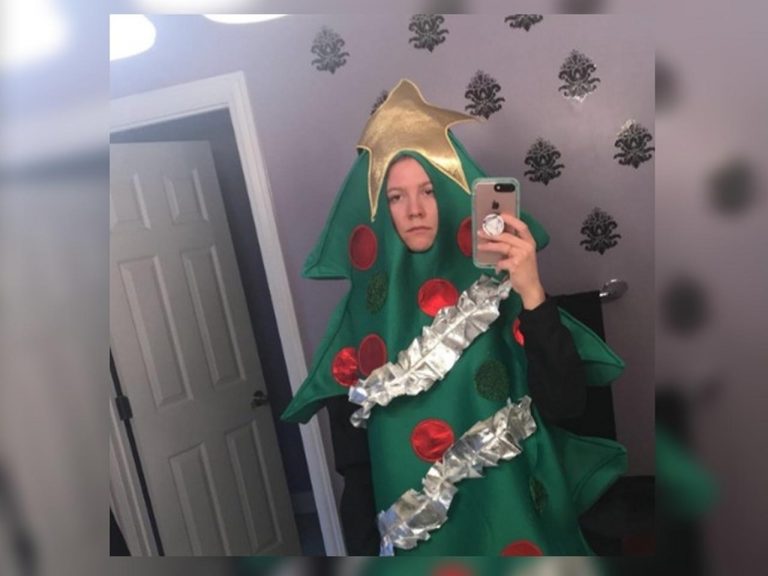 1,000RTいったらクリスマスツリーに扮して通学すると言った女性の運命は?