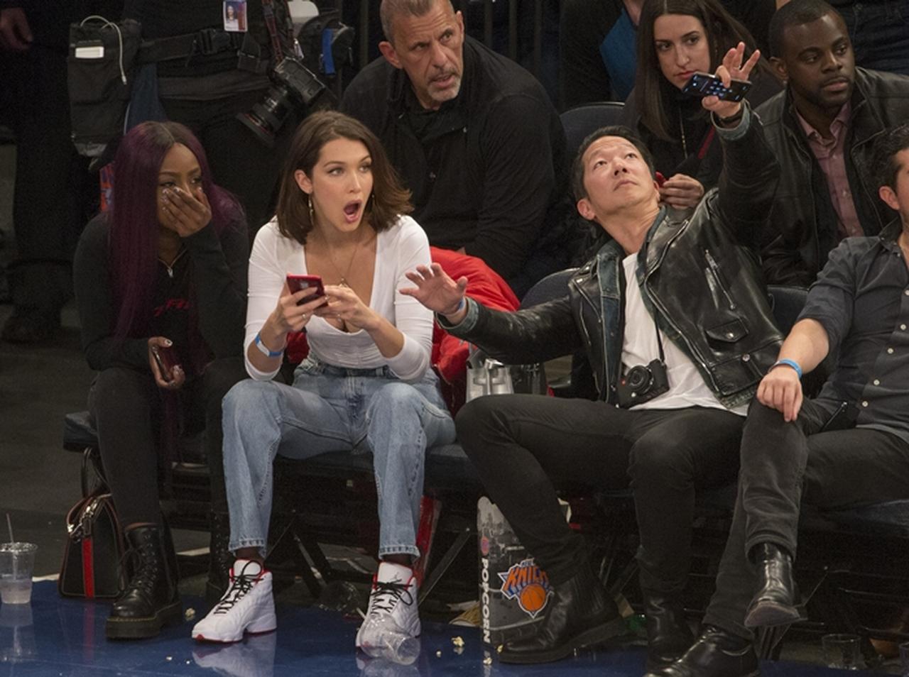 ベラ・ハディッド、本気でバスケを観戦して顔芸が飛び出す