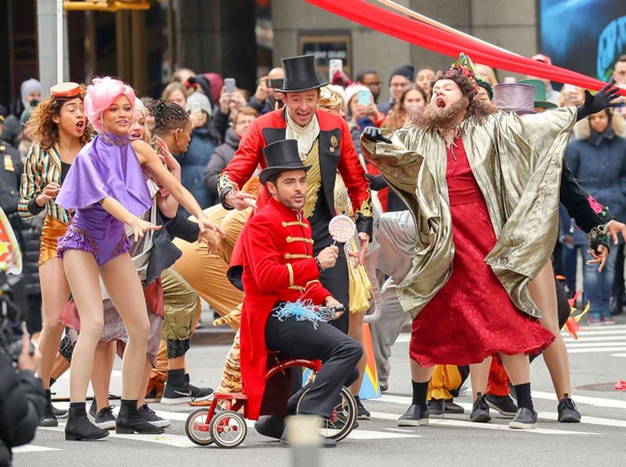 【動画アリ】ヒュー&ゼンデイヤ&ザックの横断歩道ゲリラミュージカルが爆笑