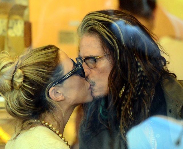 69歳エアロスミスのボーカル、20代恋人と路上キス【写真アリ】