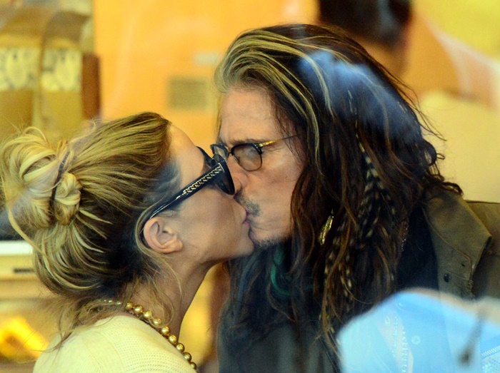 69歳エアロスミスのボーカル、20代恋人と路上キス【写真アリ】