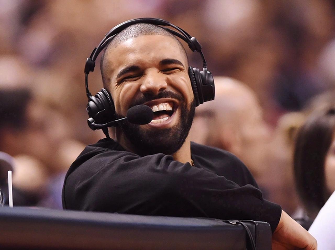 ドレイク、バスケ観戦時にスクリーンに映った自分にアタフタ