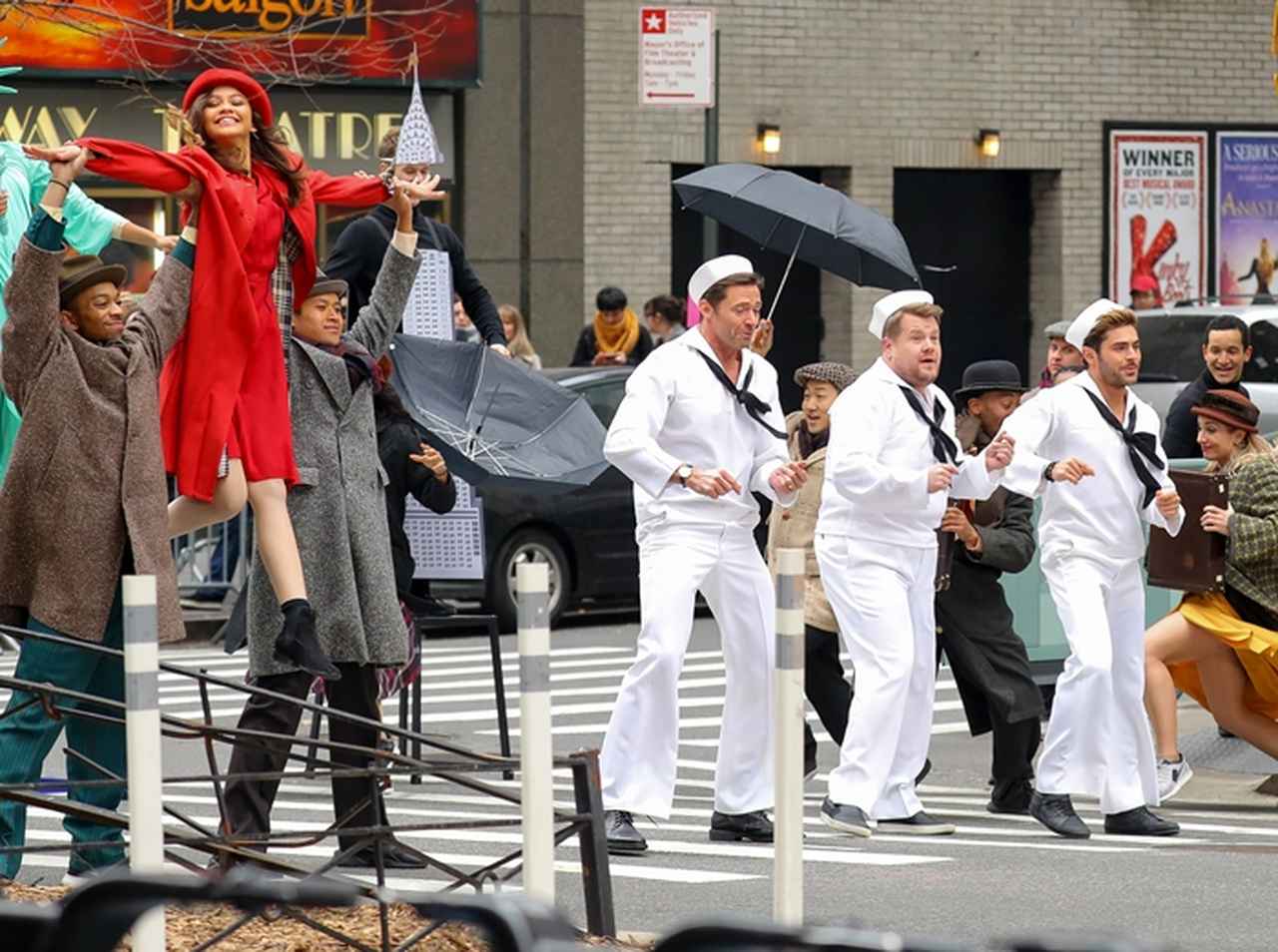 ヒュー&ザック&ゼンデイヤが横断歩道に突然登場し、必死に演技