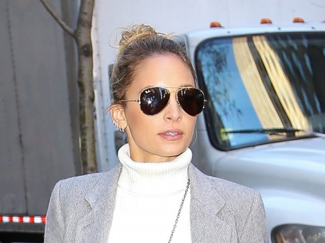 155cmのニコール・リッチーが着こなす、スタイルが良く見えるコートスタイル