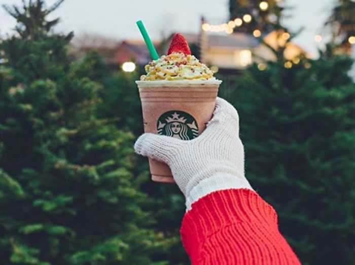 スタバの4日間限定「クリスマスツリー」フラペチーノに行列