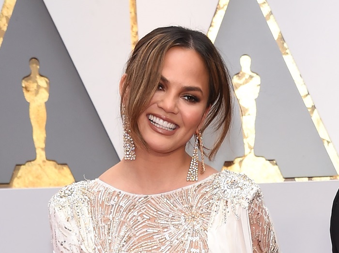 授乳後の胸の変化について赤裸々に明かしたクリッシー・テイゲンに共感の声