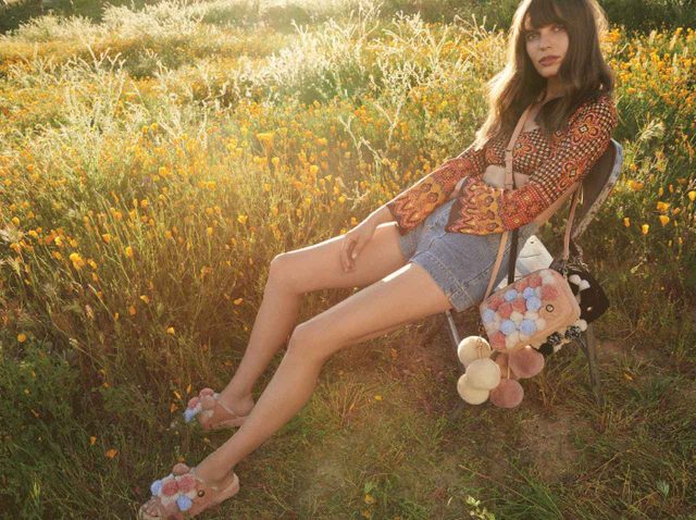 セレブ愛用のUGG、ポンポンとボウがキュートなスライドサンダルが登場