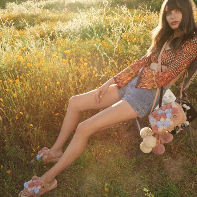 セレブ愛用のUGG、ポンポンとボウがキュートなスライドサンダルが登場