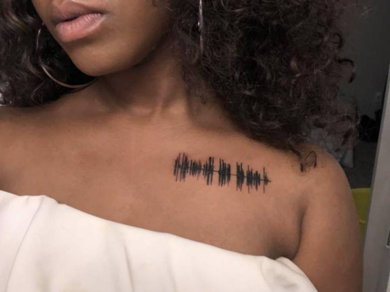 亡き祖母の声が!?ある女性が胸に刻んだ「音が出るタトゥー」が画期的すぎる