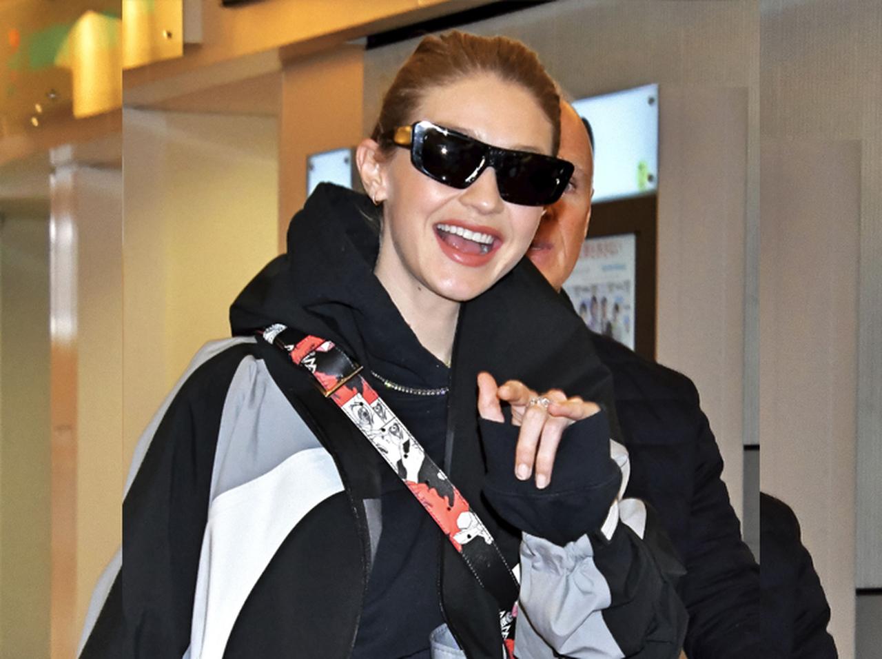 人気モデルのジジ・ハディッドが日本到着時に大切そうに握りしめていたモノとは?