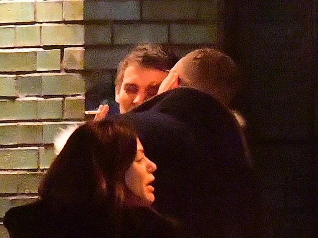 サム・スミスが帰国直後に彼氏とキス！「彼氏ができました」生報告したばかり【写真アリ】