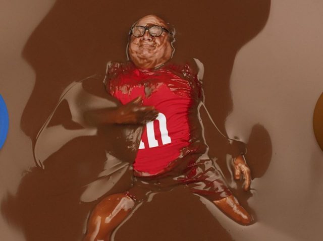 1億人が視聴するスーパーボウルで73歳大御所俳優がチョコまみれに