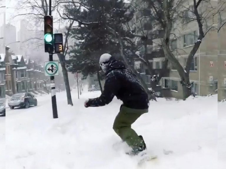 雪が凄すぎて…元オリンピック選手が街中をスノボで爆走する様子がカッコイイ!