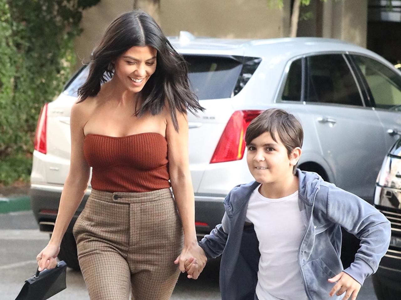 38歳コートニー・カーダシアンが「3児のママ」には見えない