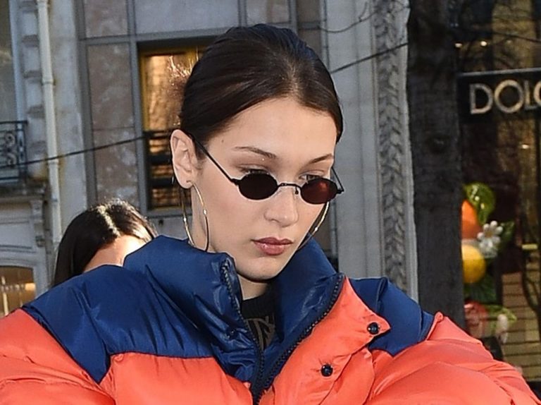 ベラ・ハディッドによる、ダウンジャケットをオシャレに着こなす方法