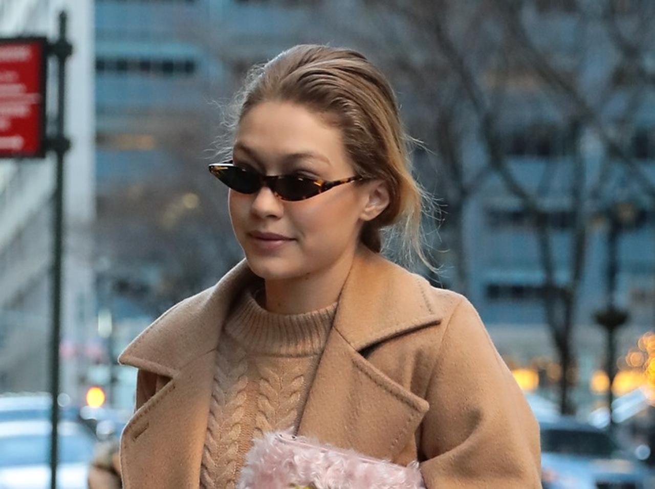 人気モデルから学ぶ、キャメルコート×デニムで周りと差をつける方法