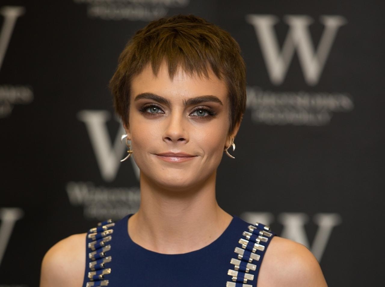 カーラ・デルヴィーニュ、白目の「いびき」姿を世界中に発信