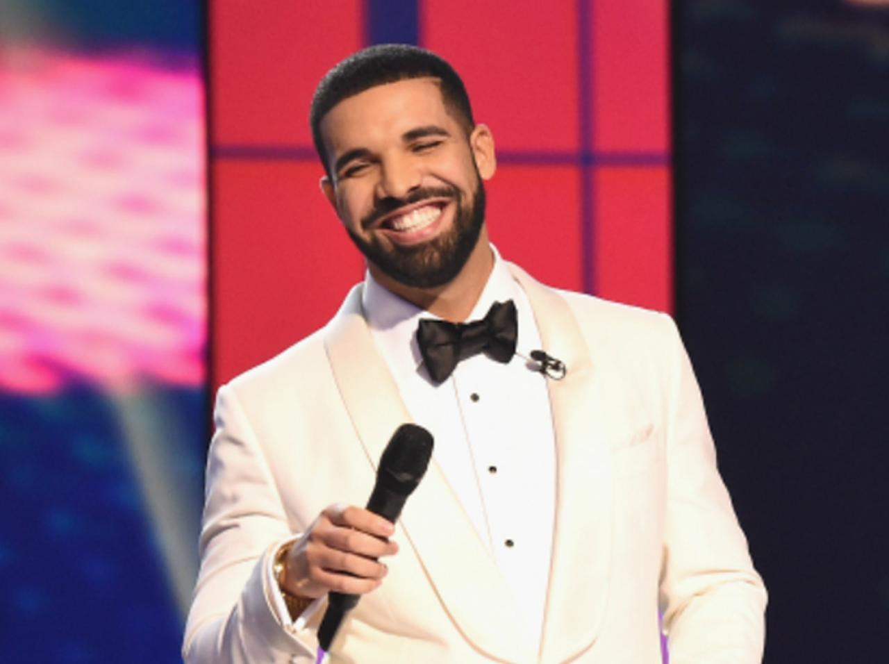 ラッパーのドレイク、「歯に何か付いてますよ」との指摘にセレブすぎる回答