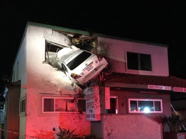 車がなぜかビルの2階に衝突…映画のような交通事故が発生