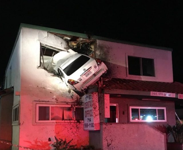 車がなぜかビルの2階に衝突…映画のような交通事故が発生