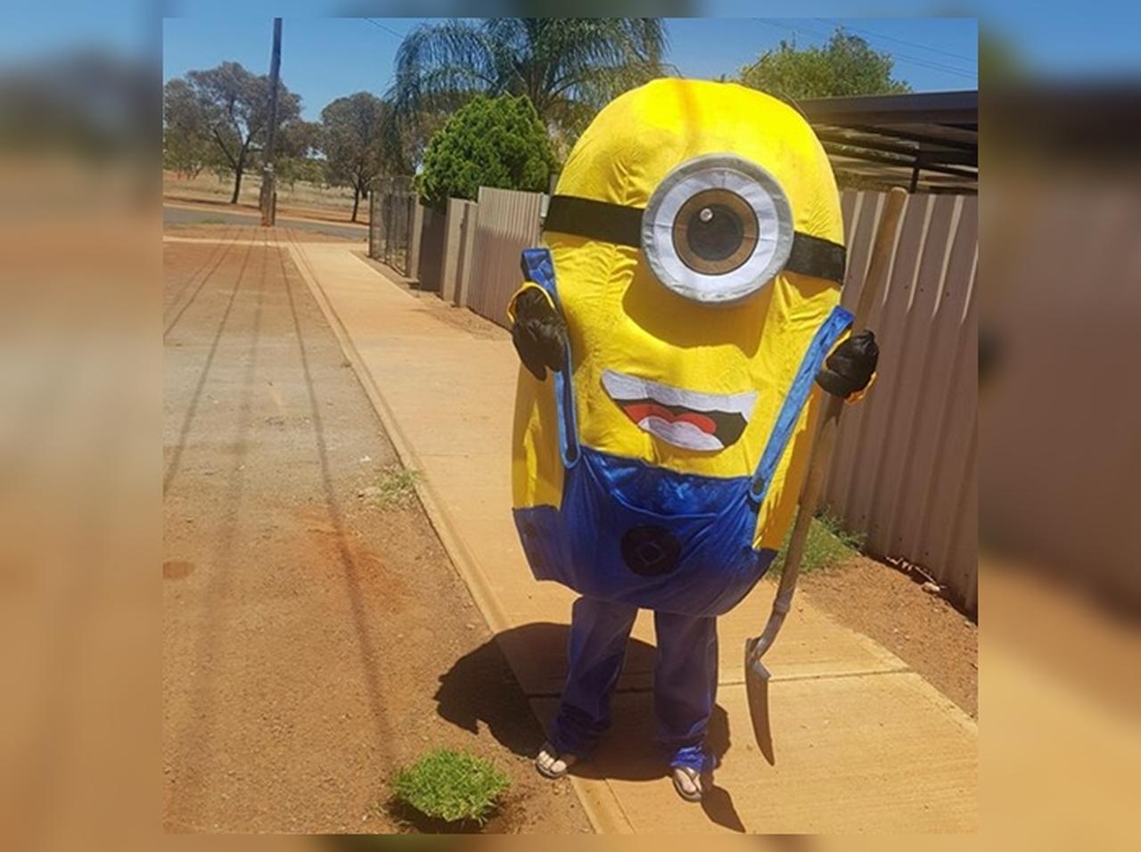 ある男性の庭から芝生が盗まれる、防犯カメラに「ミニオン」の姿