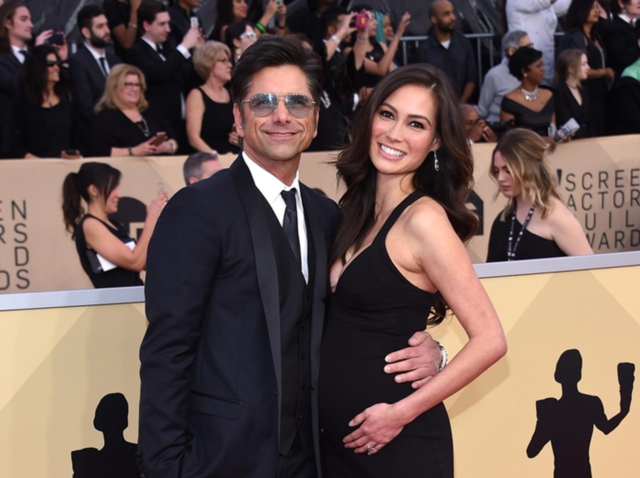 ジェシーおいたん、23歳年下恋人のぽっこりお腹にキス