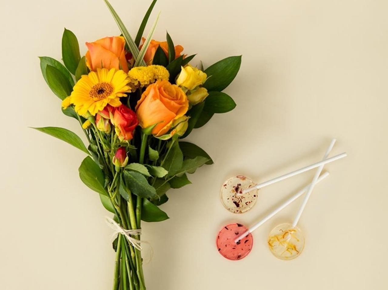 賢い!棒付キャンディ、食べ終わった後に棒を土の中に埋めると…